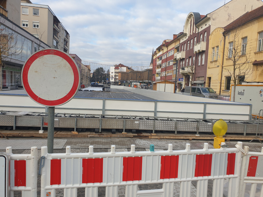 				Mestna občina Murska Sobota je sklenila pogodbo o najemu drsali&scaron;ča z izvajalcem KOTA Petrovče, ki bo v naslednjih dneh pripravil okrog 600 m&sup2; veliko ledeno povr&scaron;ino na Slovenski ulici			
