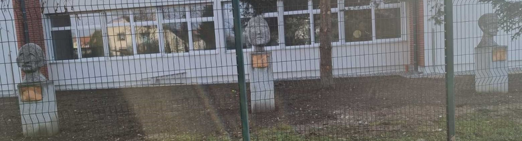 				Trije doprsni kipi pred O&Scaron; Zalog, levi in desni nista sporna, gre za Jurčiča in Cankarja, zato pa je sporen srednji s Svetlano Makarovič			