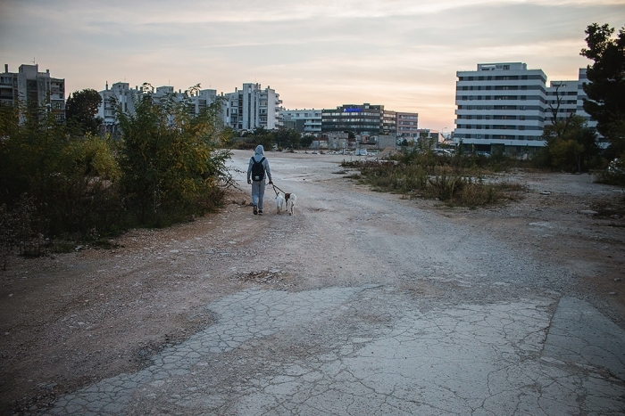 
				Zapu&scaron;čeno zemlji&scaron;če propadlega Zadar projekta ob Murvički cesti v Zadru. V ozadju viden kompleks Moj center, ki je bil postavljen v pičlih &scaron;tirih letih.			