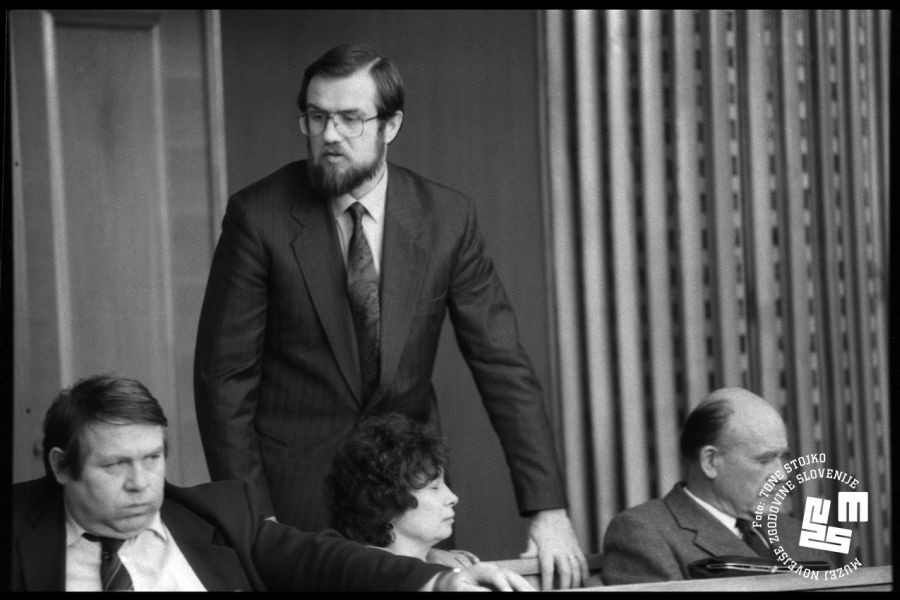 				Lojze Peterle je dejal, da konferenca podpira sklepe iz Dolskega in se zavzema za izvedbo volitev konec aprila. | Avtor Tone Stojko, hrani: Muzej novej&scaron;e zgodovine Slovenije			