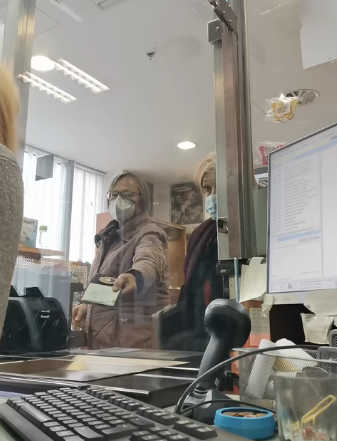 Inšpektorici Slava Rojko in Danica Sušak izvajata tiranijo nad poštno uslužbenko (video)