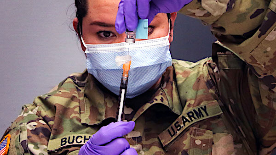Army Sgt.  Heidy Bucheli, podčastnica, zadolžena za anesteziologijo v regionalnem medicinskem centru Landstuhl, pripravlja cepljenje proti COVID-19 za otroke, stare od 5 do 11 let, v LRMC v Landstuhlu v Nemčiji, 18. novembra 2021. LRMC, največja ameri&scaron;ka bolni&scaron;nica v tujini, je začela COVID -19 cepljenja za otroke, stare od 5 do 11 let, s čimer postane ena prvih voja&scaron;kih zdravili&scaron;č v tujini, ki cepijo to populacijo bolnikov.  (Fotografija ministrstva za obrambo ZDA Marcy Sanchez)