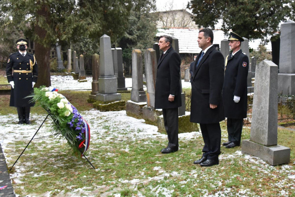 				Na predvečer mednarodnega dneva spomina na žrtve holokavsta so se na judovskem pokopali&scaron;ču v Dolgi vasi žrtvam nacifa&scaron;ističnega nasilja poklonil predsednik Republike Slovenije Borut Pahor, direktor Centra judovske kulturne dedi&scaron;čine Sinagoga Maribor Boris Hajdinjak in župan Občine Lendava Janez Magyar. Zaradi trenutne situacije venca danes ni mogel osebno položiti veleposlanik Države Izrael.<br>Foto Tomaž Galič			