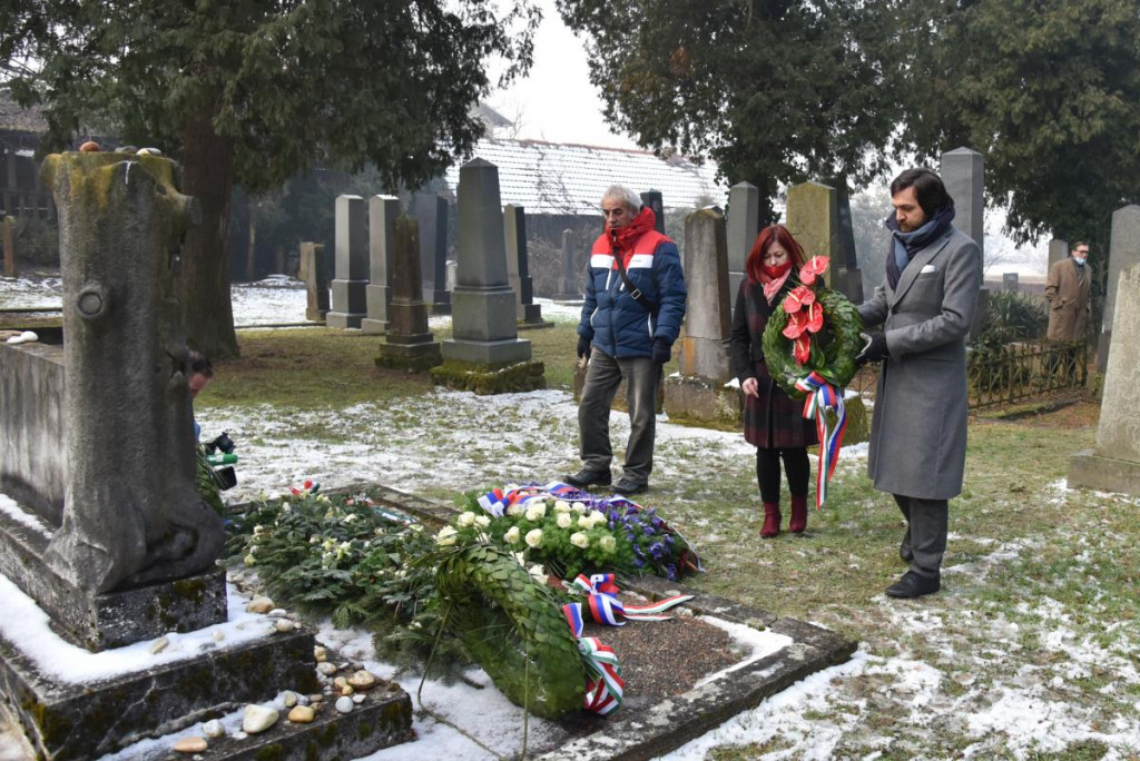 				Danes  so vence na judovskem pokopali&scaron;ču  položili &scaron;e veleposlanik Madžarske v Republiki Sloveniji nj. eksc. Andor Ferenc D&aacute;vid, generalni konzul Republike Madžarske Sloveniji M&aacute;th&eacute; L&aacute;szl&oacute; Edu&aacute;rd, podpredsednica Sveta Pomurske madžarske samoupravne narodne skupnosti Zsuzsanna Bači, predsednica Sveta Madžarske samoupravne narodne skupnosti Občine Lendava Judit Vida T&ouml;rn&aacute;r, predsednica Zveze kulturnih dru&scaron;tev Lendava Elvira Vaupotič G&ouml;ncz in direktor občinske uprave Občine Lendava dr. Mihael Kasa&scaron;., foto Tomaž Galič			