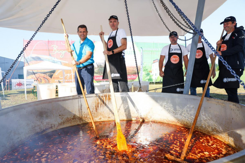 				Tudi lendavski župan Janez Magyar je za hip poprijel za ogromno kuhalnico. Foto Tomaž Galič			