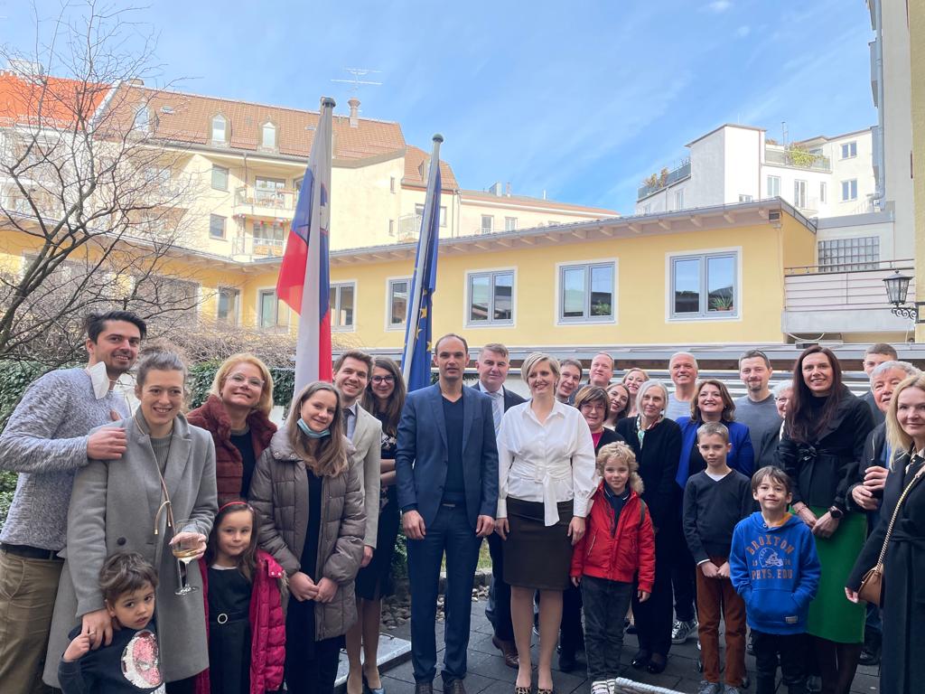 				Minister dr. Logar se je na Generalnem konzulatu Republike Slovenije v M&uuml;nchnu srečal &scaron;e s Slovenkami in Slovenci, ki živijo na Bavarskem in v Baden-W&uuml;rttembergu.			
