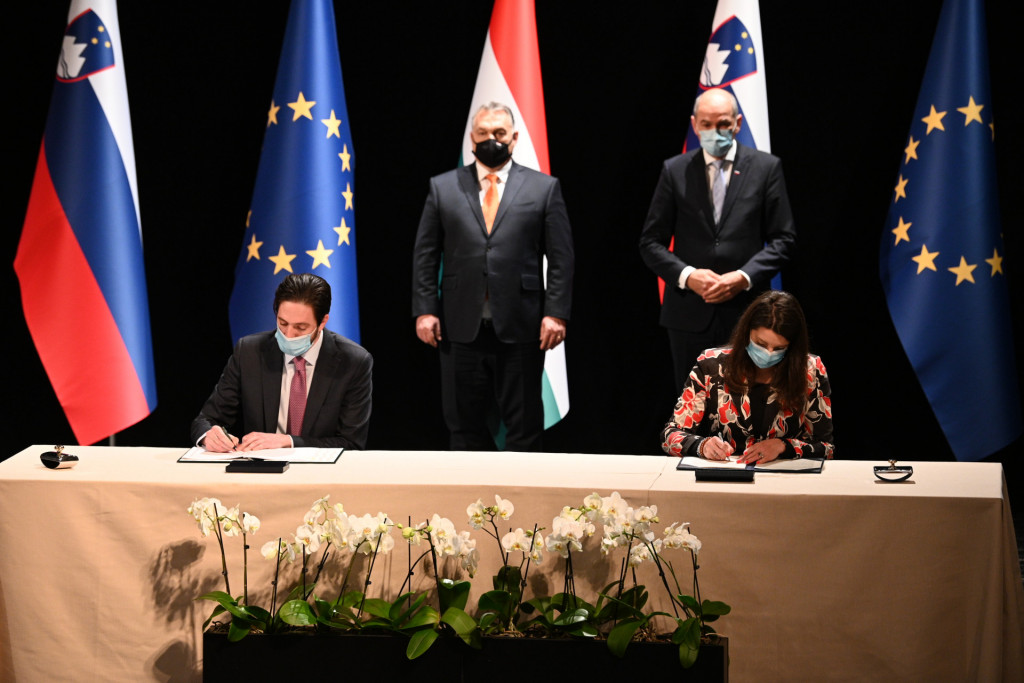 				Ministrica za izobraževanje, znanost in &scaron;port Republike Slovenije dr. Simona Kustec ter namestnik ministra za zunanje zadeve in trgovino Madžarske Levente Magyar sta podpisala program sodelovanja v izobraževanju, kulturi in znanosti med Vlado Republike Slovenije in Vlado Madžarske za obdobje 2022&ndash;2025.			