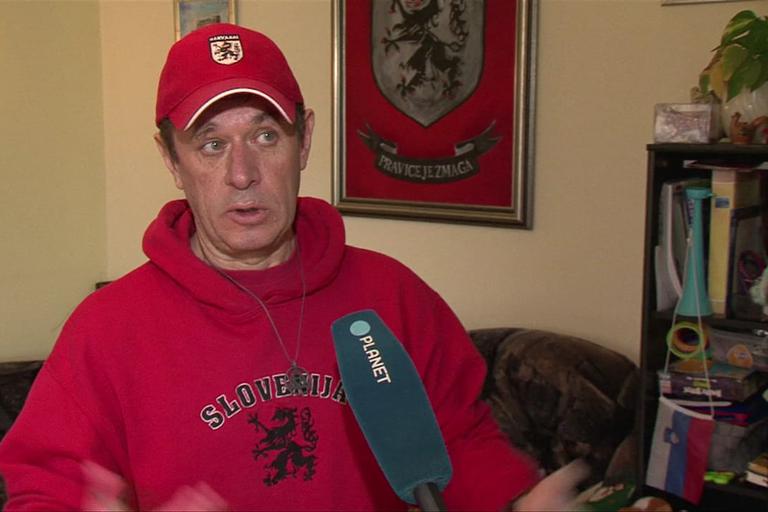 
				Andrej &Scaron;i&scaron;ko oblečen v rdeč pulover z napisom slovenija in Črnim panterjem ter z rdečo kapo z istim grbom na glavi. Ministrstvo za notranje zadeve in sodi&scaron;če mu sku&scaron;ata prepovedati uporabo oblačil in kape, po čemer je prepoznaven že 20 let, ko &scaron;e nihče ni vedel za &Scaron;tajersko vardo in je &scaron;e ni bilo!			