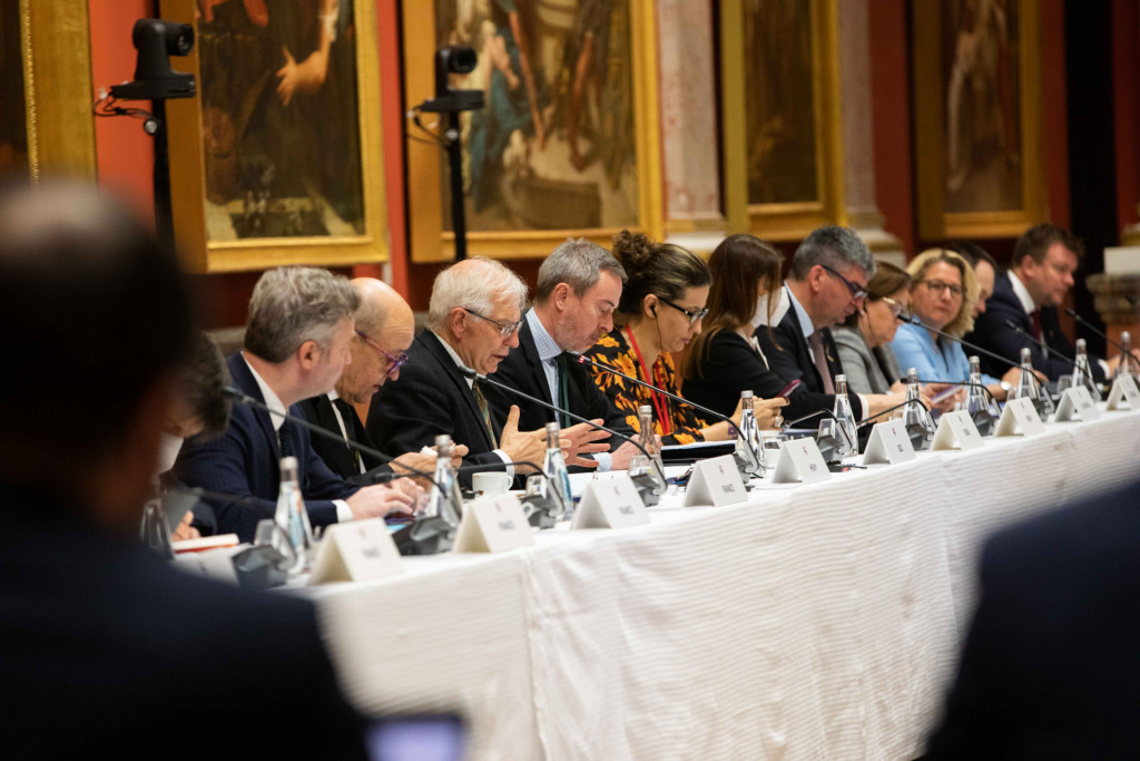 				Razvojni ministri EU med razpravo, foto Ministrstvo za Evropo in zunanje zadeve Francije / Judith Litvine			