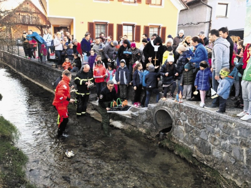 Več kot sto gregorčkov pozdravilo pomlad na Vrhniki | Dnevnik