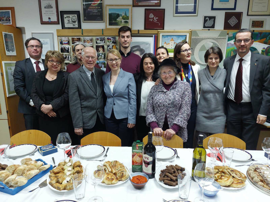 				Ministrica Jaklitscheva s sarajevskimi rojaki, | Avtor Urad Vlade Republike Slovenije za Slovence v zamejstvu in po svetu			