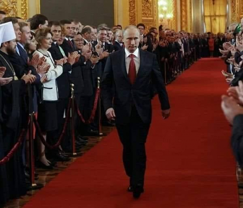 Predsednik Ruske federacije Vladimir Putin je podpisal odlok, ki zvišuje vse pokojnine, proračunske plače in vse socialne prejemke