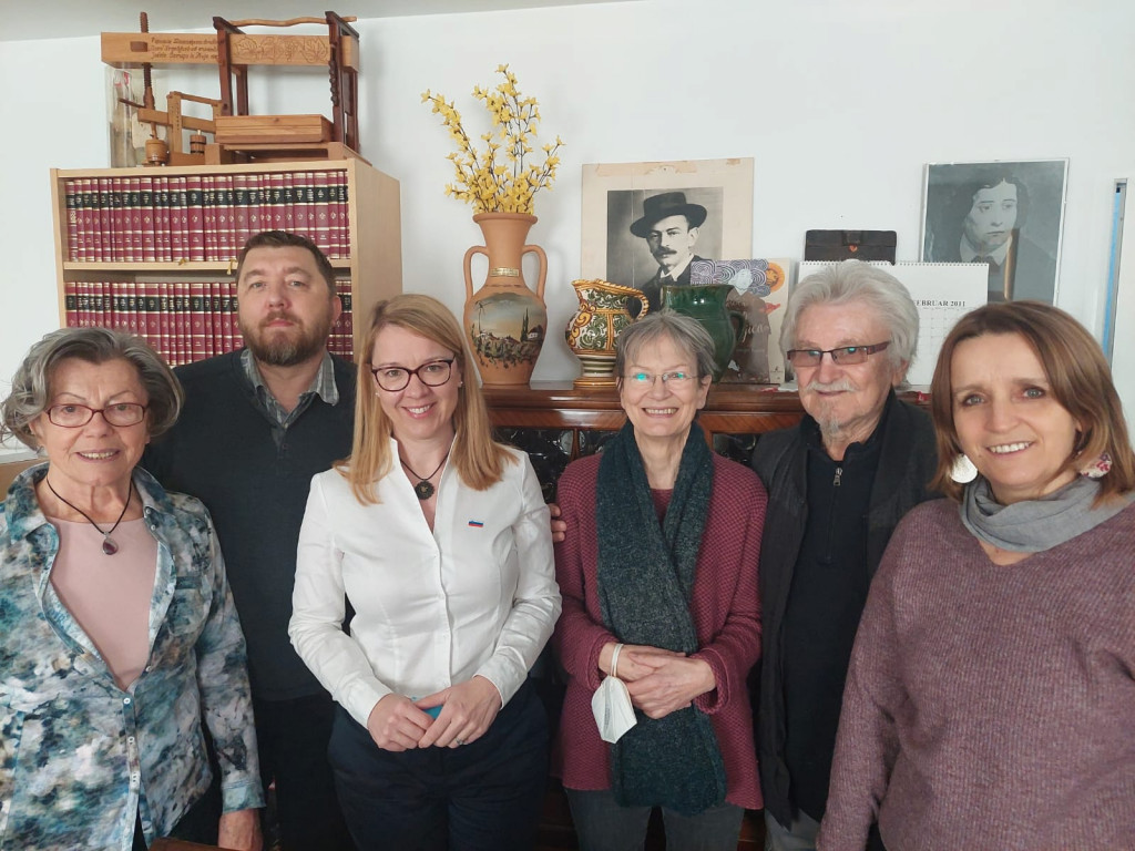 				V nadaljevanju dneva se je ministrica dr. Jaklitsch sestala s predstavniki slovenskega dru&scaron;tva SAVA Frankfurt in učiteljico sloven&scaron;čine Brigito Lovenjak-Avtor Urad za Slovence v zamejstvu in po svetu 			