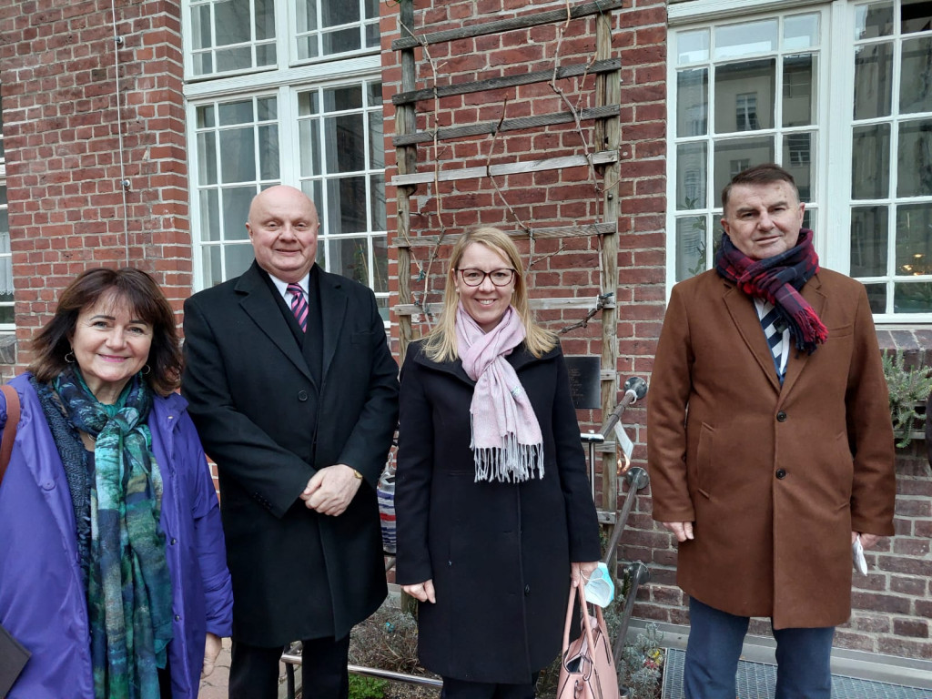 				Ministrica Jaklitscheva se je v Berlinu udeležila  slovenske svete ma&scaron;e, ki jo je vodil Izidor Pečovnik, med Slovenci v Berlinu zelo priljubljen slovenski duhovnik, ki že več kot četrt stoletja skrbi zanje. Avtor Urad za Slovence v zamejstvu			