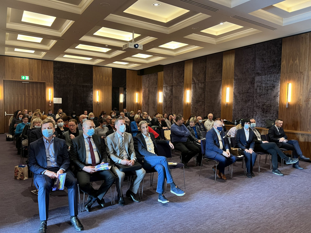 				Udeleženci konference Združenja upravnih delavcev Slovenije, foto MNZ			