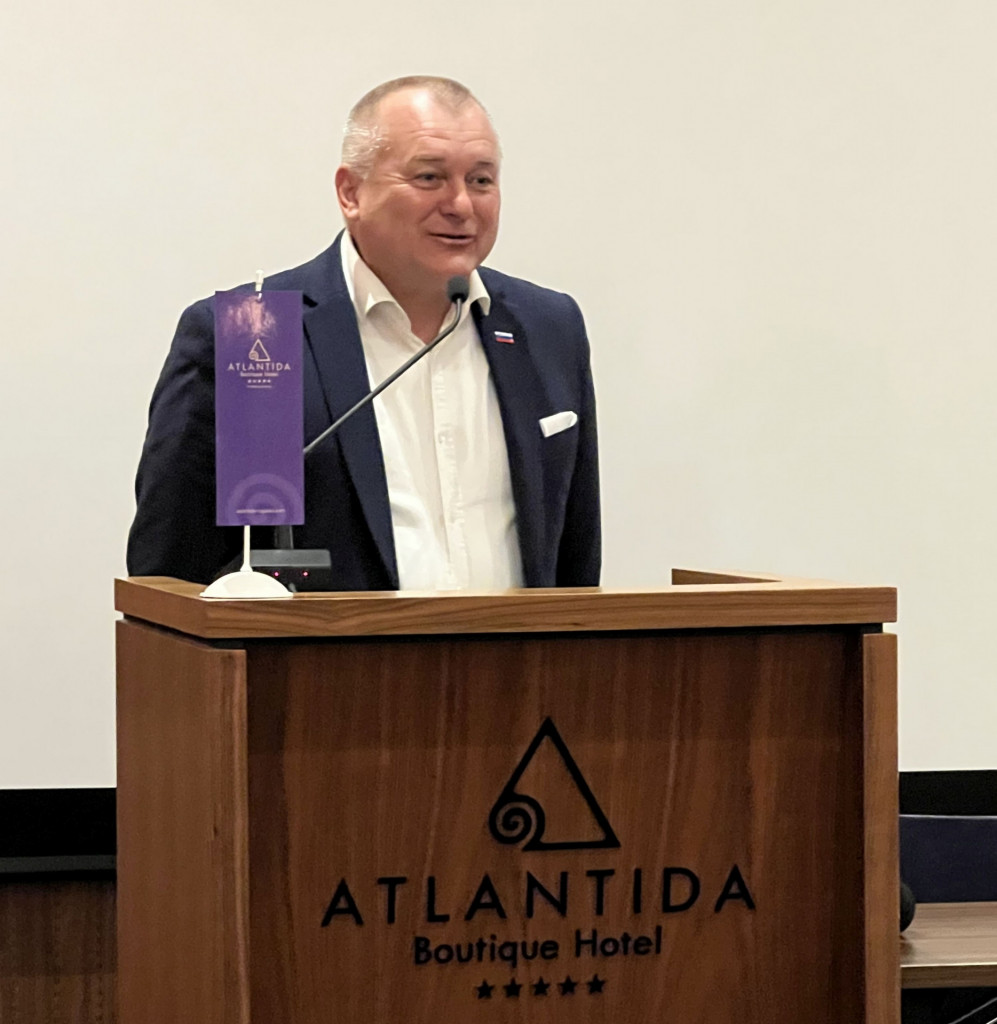 				Državni sekretar na MNZ Franc Kangler udeležencem  konference Združenja upravnih delavcev Slovenije foto MNZ			