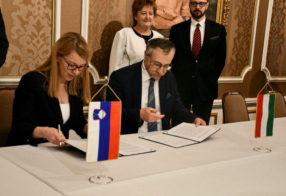 				dr. Helena Jaklitsch in Ferenc Kalm&aacute;rn med podpisom zapisnika | Avtor Urad Vlade Republike Slovenije za Slovence v zamejstvu in po svetu			