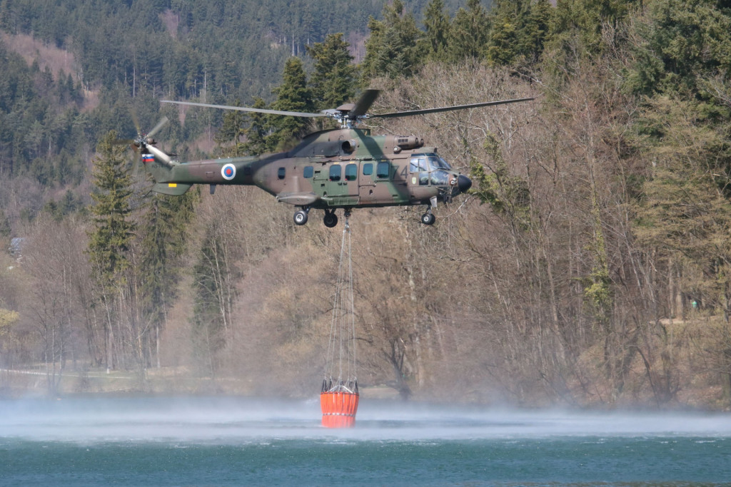 				Z obsežnim gozdnim požarom na Poto&scaron;ki gori in Babi v občini Preddvor se poleg gasilcev borijo tudi s helikopterji Slovenske vojske in hrva&scaron;kim canadairjem CL-415 | Avtor Borut Podgor&scaron;ek			