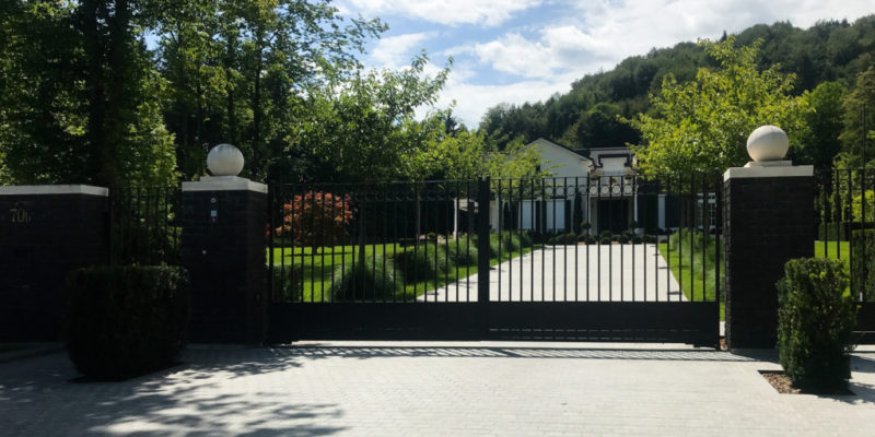 				Milijonska vila Mihaela Strmljana na Mlakarjevi ulici 070B, 1236 Trzin naj bi bila še vedno črna gradnja			