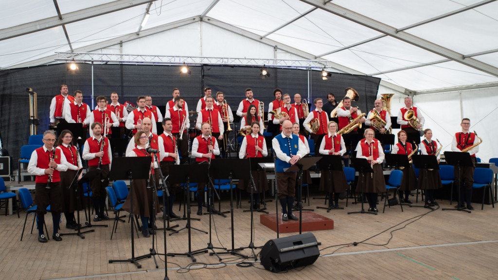 
				KD PAPIRNIŠKI PIHALNI ORKESTER VEVČE			