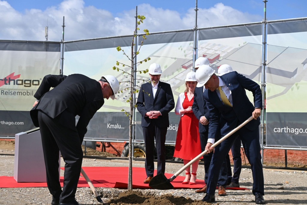 				Predsednik vlade Janez Jan&scaron;a se je v Ormožu udeležil slovesnosti ob položitvi temeljnega kamna za gradnjo podjetja Carthago.			