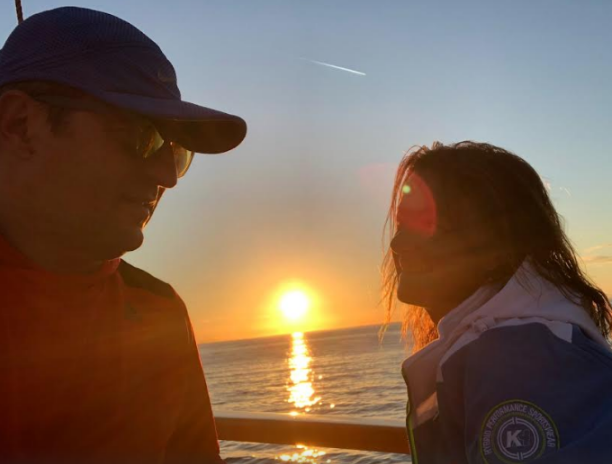 
				V na&scaron;em mediju smo razkrili poznanstvo med Milo&scaron;em Njegoslavom Milovićem in predsednico SD Tanjo Fajon. Na&scaron;i viri so nam razkrili, da sta oz. imata romantično razmerje. Tanja Fajon je po objavi na&scaron;ega članka odgovorila, da je fotografija nastala pred tremi leti in je bilo na ladji takrat 20 ljudi. (Foto: Prava)			