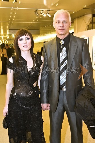 Tja&scaron;a Slokar, novinarka Pop TV in Drago Kos, predsednik protikorupcijske komisije in nogometni sodnik - Viktorji 2008, druženje pred dvorano - Mediaspeed.net