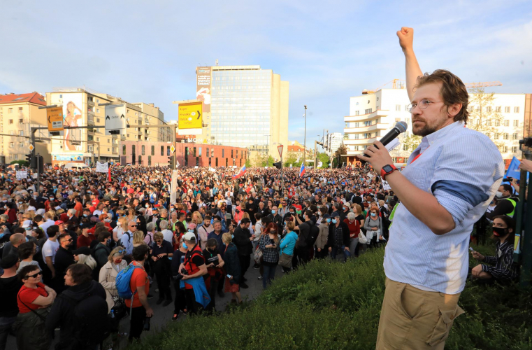 FOTO in VIDEO) Policija je ocenila, da je v Ljubljani protestiralo več tisoč protestnikov. Ti so ustavili promet, odzval pa se je tudi Jan&scaron;a