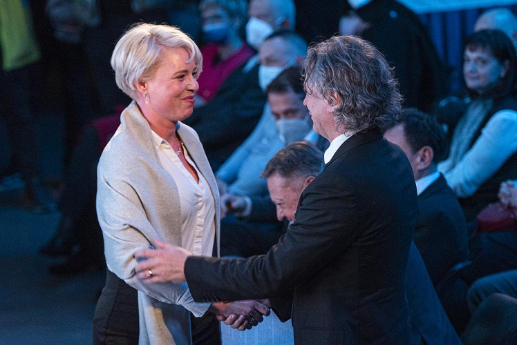 Nov ljubezenski par na politični sceni? Poglejte to neverbalno komunikacijo med Golobom in podpredsednico njegove stranke Ur&scaron;ko Klakočar Zupančič - Demokracija