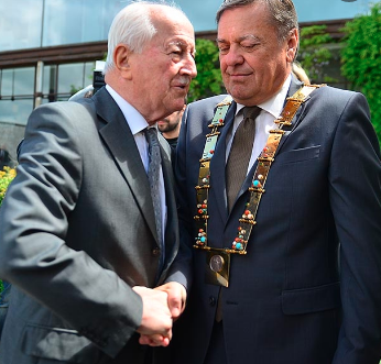 
				Zoran Janković je spet spoznal, da je njegovo mesto v mestni hi&scaron;i v Ljubljani, ne pa v prostorih Gregorčičeve. Janez Zemljarič in Zoran Jankovič. (Foto: STA)			