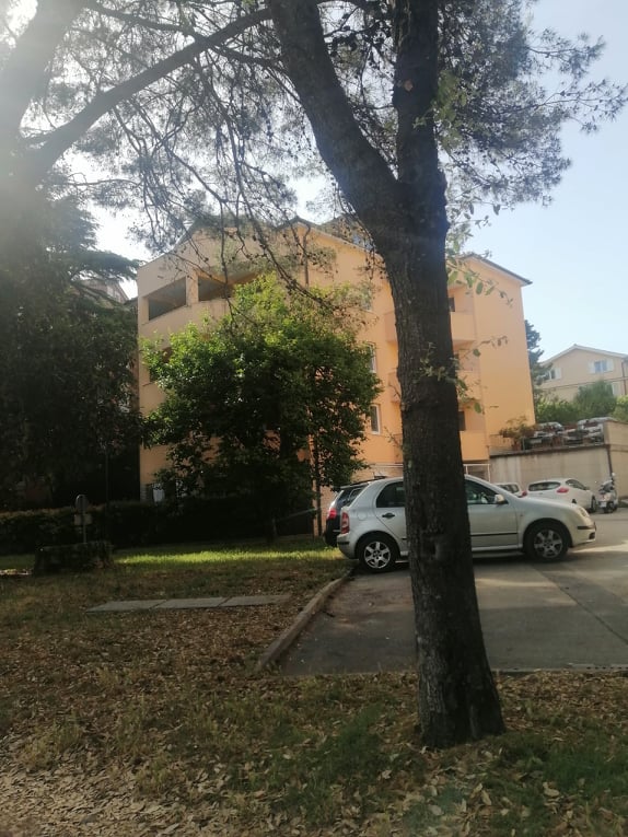 
				Po besedah Blaža Ždrnje je odvetnik Niko Varezič lastnik omenjenega nepremičninskega objekta v Luciji. (Foto: Luka Per&scaron;)			