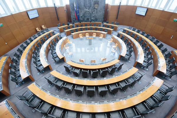 Predstavnica zbora hlapcev korporacije Slovenije d.d. je odločila, da referendum o ZNB bo!