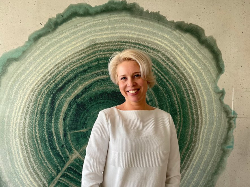 44-letna Ur&scaron;ka Klakočar Zupančič je doma iz Sevnice, živi pa v Ljubljani, kamor je pri&scaron;la kot &scaron;tudentka na Pravno fakulteto in tam ostala ter si ustvarila družino. 