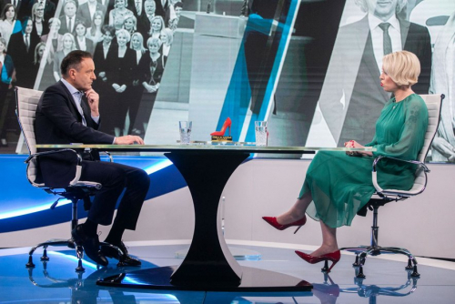 Ur&scaron;ka Klakočar Zupančič in Uro&scaron; Slak v oddaji Ena na ena