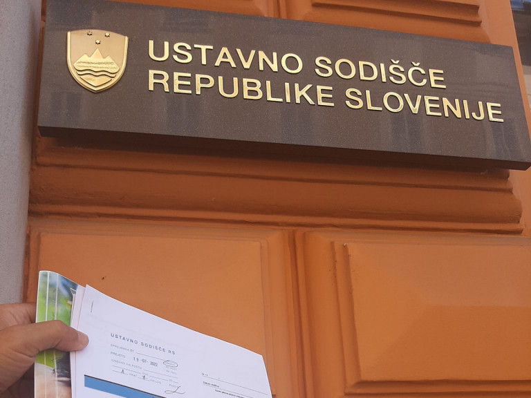 Pobuda za oceno ustavnosti izdanega sklepa izdajalcev naroda iz Šubičeve v Ljubljani predana Ustavnemu sodišču