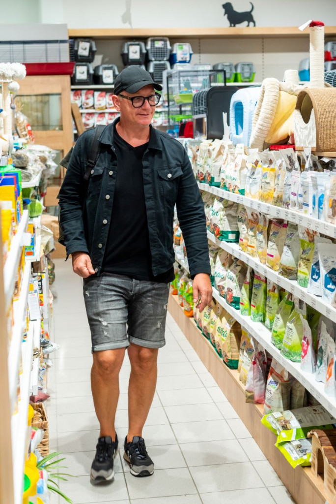 
				Igralec Uro&scaron; Smolej je kupoval pasjo hrano (foto Robert Krumpak)			