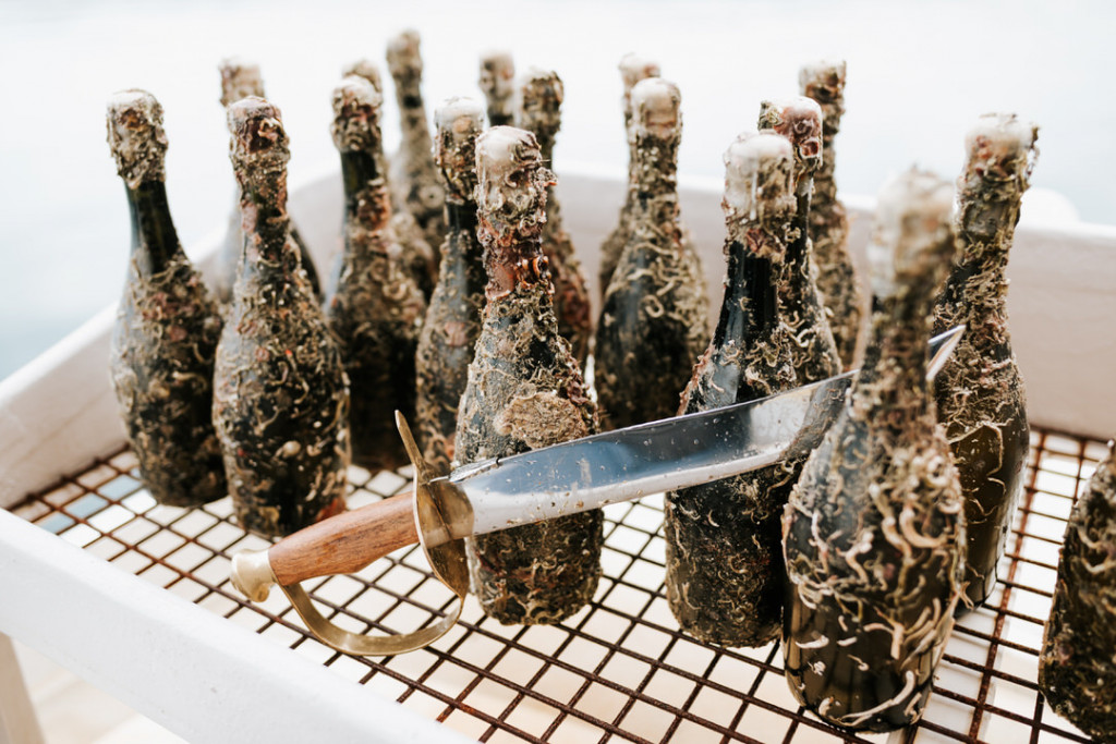 
				Posebnost penine Mare Santo je tudi, da skozi zama&scaron;ek vstopajo morski minerali. Tako dobimo izredno sveže in lahko peneče vino s posebnimi minerali. (Foto: Divino)			