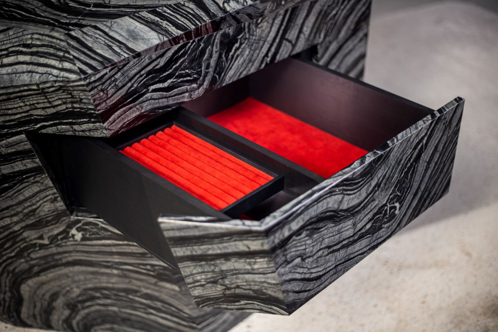 
				Gre za umetni&scaron;ko skulpturo, ki se lahko uporablja kot miza. (Foto: Marmor Hotavlje)			