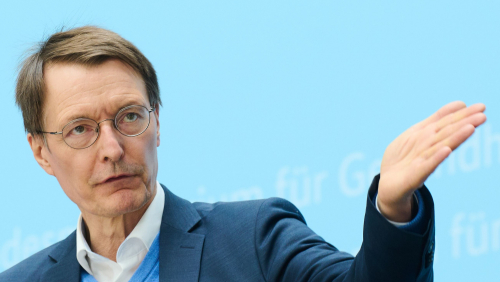 Lauterbach erw&auml;gt Maskenpflicht auch f&uuml;r frisch Geimpfte