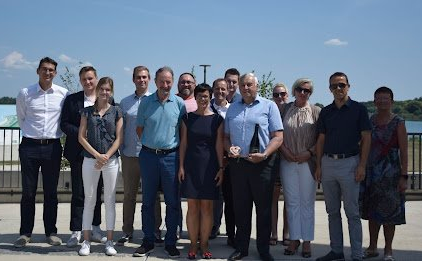 
				Franc Cipot stoji na levi strani ob biv&scaron;i podpredsednici stranke Gibanje Svoboda Marti Kos. (Foto: Posnetek zaslona-Facebook)			