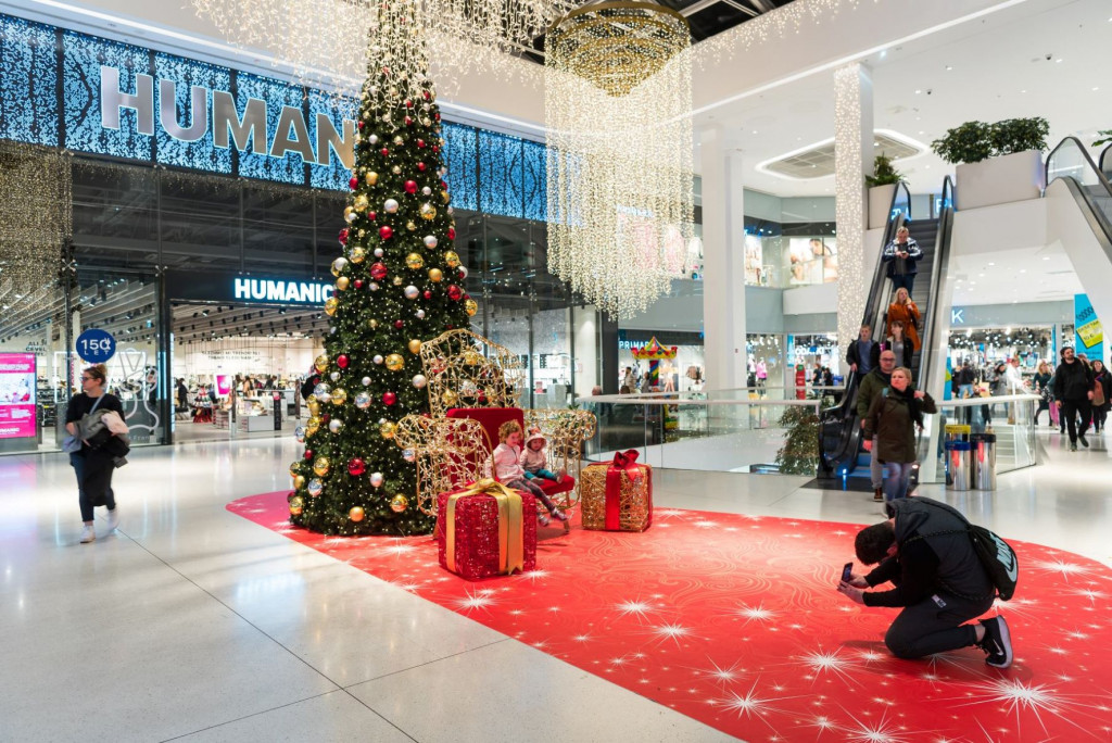 
				Ta petek se bo na poti čez Evropo pred Cityparkom ustavil pravi Coca-Cola legendarni božični tovornjak z Božičkom in spremstvom &scaron;kratov, kot se ga spominjate iz televizije. (Foto Robert Krumpak)			