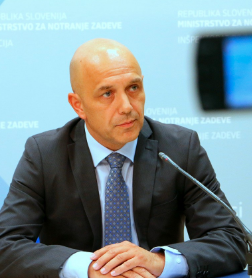 
				Sedanji v.d. direktorja slovenske policije Bo&scaron;tjan Lindav. Ali Lindav ni dobil mandata zaradi spornih ravnanj obalnega kriminalista Deana Juriča? (Foto: Posnetek zaslona- Vlada RS, Policija)			