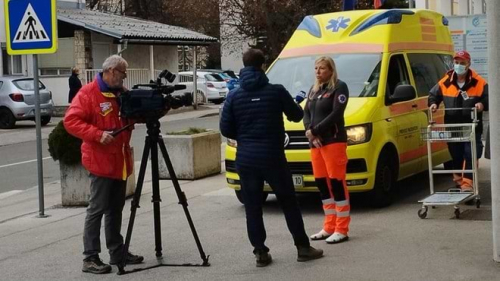 Direktorica zdravstvenega doma pred kamerami dajala izjavo o čakalnih vrstah, v čakalnici pa ena oseba. Čakala sem več ur.