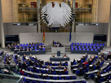 Poročilo Bundestaga o tehničnih posledicah sevanja mobilnih telefonov navaja tveganja in alternative