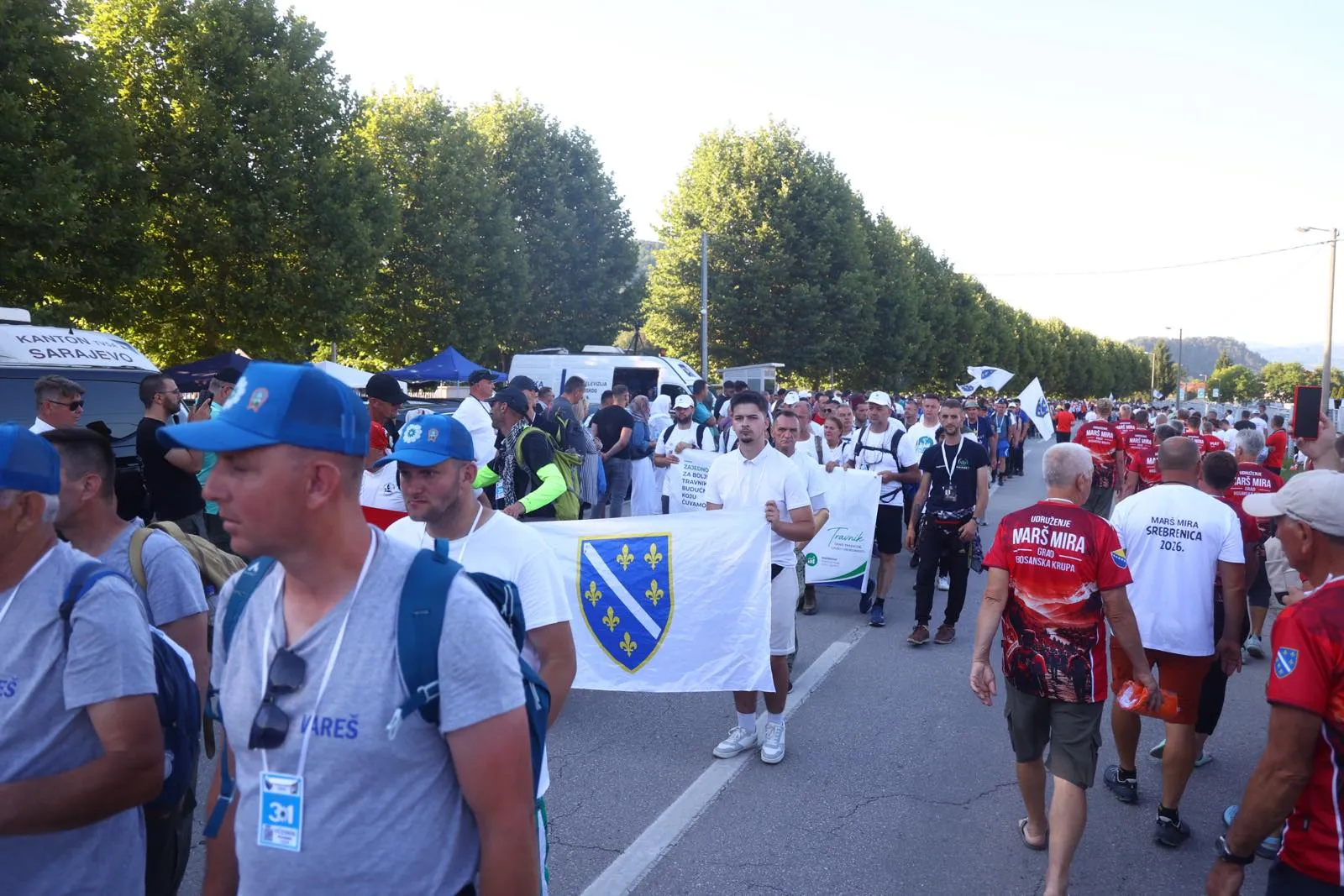 Hiljade učesnika Marša mira nakon stotinu prepješačenih kilometara pristižu u Potočare