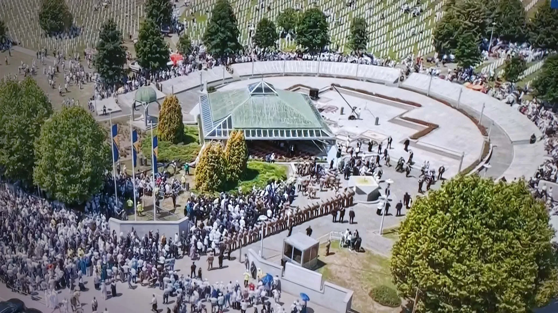 Majke i brojne delegacije polažu cvijeće na Memorijalni kamen u Potočarima