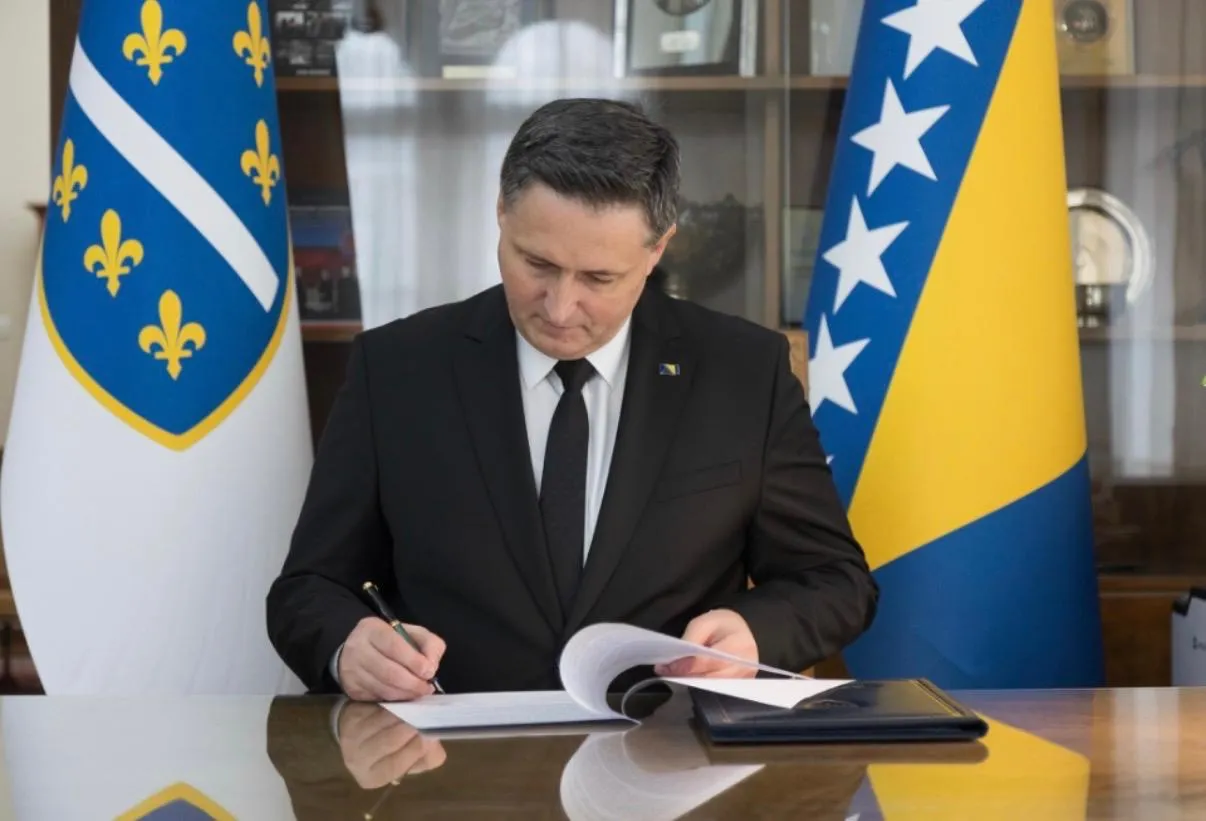 Ne prljaj zastavu, pobjeguljo!
