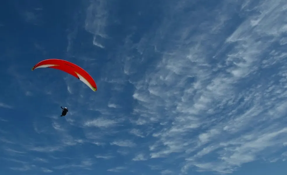 Padobran se nije otvorio nakon skoka iz aviona: U Sloveniji poginuo padobranac