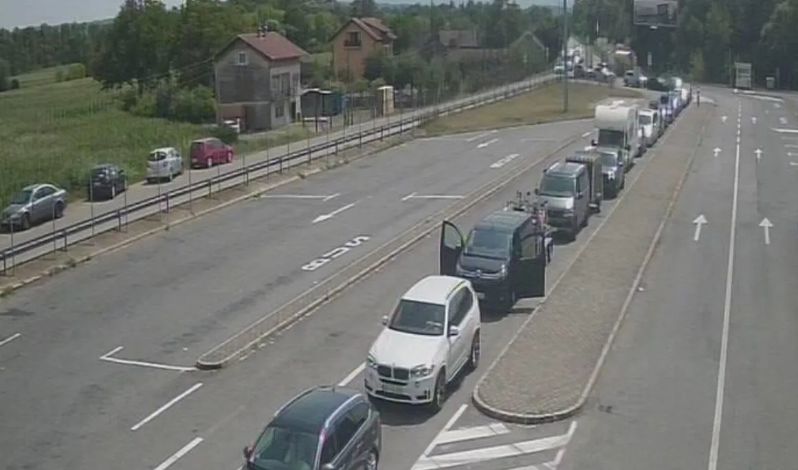 Velike gužve na putevima ka jugu i na graničnim prelazima, vozite oprezno i pravite pauze