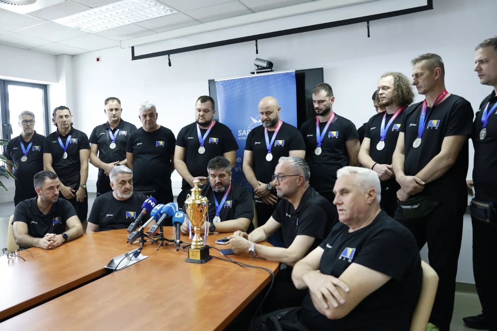 (FOTO) Viceprvaci svijeta sletjeli u Sarajevo, pa uz 'ljiljane' proslavili uspjeh i poručili: Ovo je 30. medalja